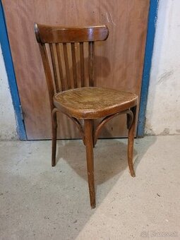 Predam starozitnu drevenu stolicku