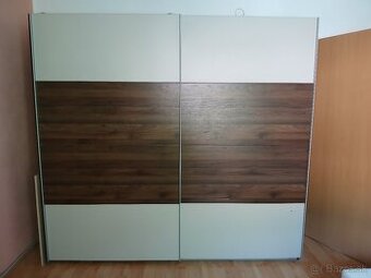 Skriňa 220x200x57-zasúvacie dvere