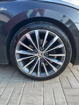 Trinity R19 5x112 57,1 235/40/R19 Pirelli P Zero