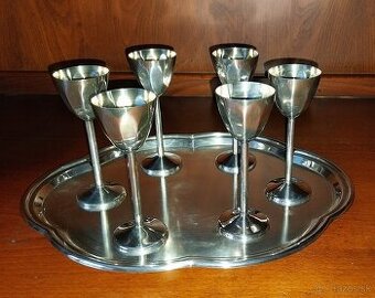 poháre na stopke s táckou