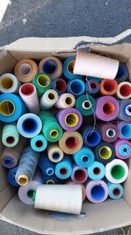 Staré spulky na šitie.