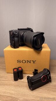 Sony FX30 + Tamron 17–28mm f/2.8 + SmallRig klietka + bočná