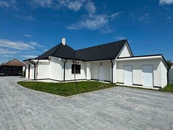 Krásny, 4 izbový rodinný dom s garážou - Horné Saliby.