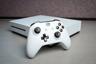 Xbox One S 1TB HDD konzola, prislusenstvo a vela hier