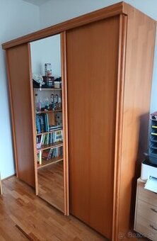 Skriňa trojdverová so zrkadlom