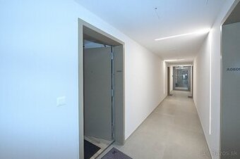 VEĽMI TICHÝ BYT V NAJNOVŠEJ NOVOSTAVBE V DOWNTOWNE