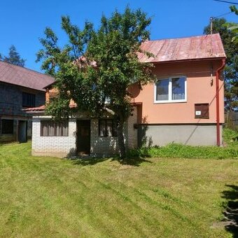 Predáme dva rodinné domy s veľkým pozemkom v Haligovciach