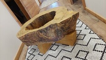 Drevený stolík masív