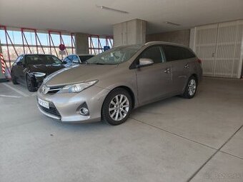 Toyota Auris 1.6 benzín r.v.2014, s 7 stupňovou autom