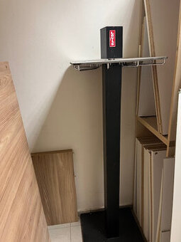 stojan na zavesenie oblečenia otočný s policou