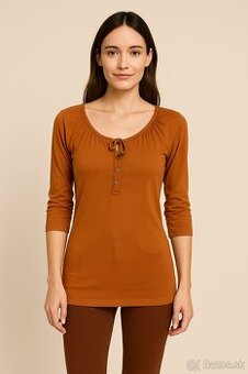 Škoricové tričko, Gate, S