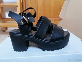 Čierne sandalky