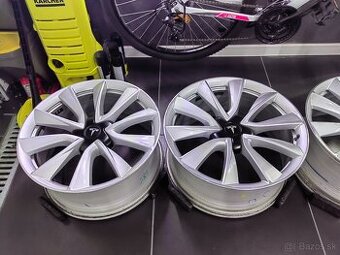 5x114.3 r19 tesla