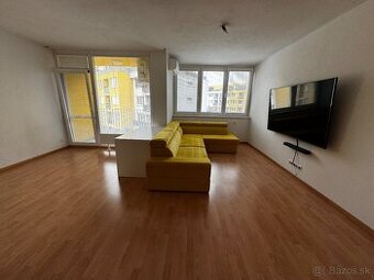 priestranný 2-izbový byt s balkónom a parkovacím miestom