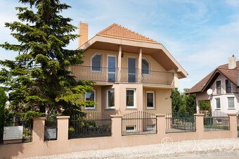 BOSEN | Na predaj priestranný rodinný dom s bazénom a saunou