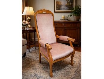 Kreslo v dubovom ráme s vyšším operákom