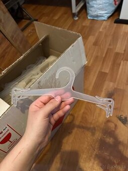 Plastové vešiaky na oblečenie