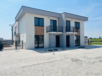 Trojizbový byt s balkónom - 1