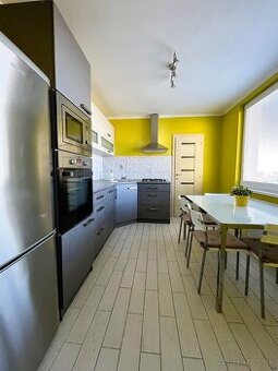 Krásny,veľký,zariadený 2 izb. byt s balkónom, centrum Levice