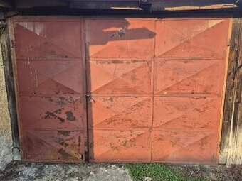 Železná garážová brána