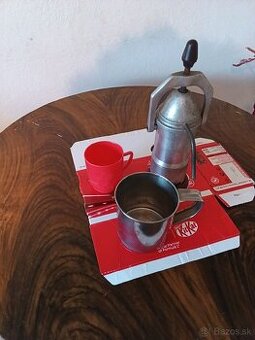 PLECHOVY HRNCEK,CERVENY UMELY HRNCEK A KOTYOGO