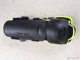 anatomické  ľahké chrániče holene-kolena SHOT