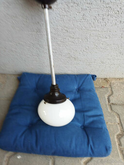 Predám bakelitovú lampu s mliečnym sklom
