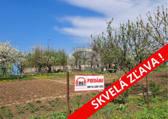 Krásna záhradka na Továrenskej ulici v Michalovciach