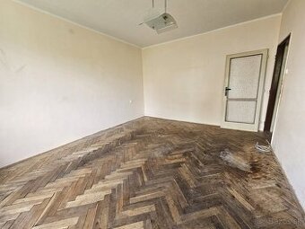 REZERVOVANÝ - NA PREDAJ 1 IZBOVÝ BYT S KOMOROU A PIVNICOU NA