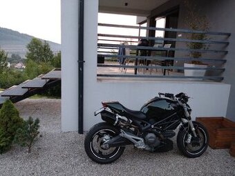 Ducati Monster 696