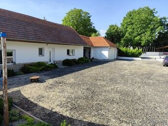 Zrekonštruovaný, zariadený rodinný dom s garážami vo Svodine