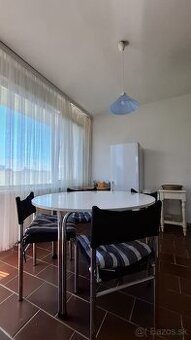 JEDÁLENSKÝ STÔL + 4 STOLIČKY