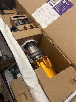 Tyčový vysávač Dyson V12 Detect Slim Absolute.