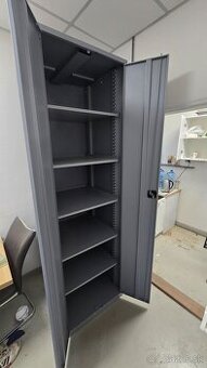 Predám kovovú uzamykateľnú skriňu BURG