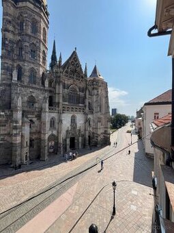 3 izb. tehlový byt s balkónom na Hlavnú ulicu, Staré mesto