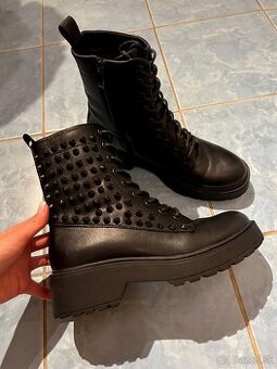 Členkové vybíjané čižmy