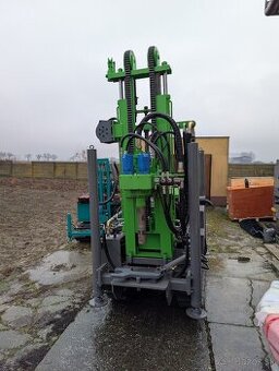 Nová vrtná súprava pre vŕtanie studní