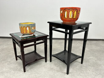 Čierny príručný stolík/stojan na kvety