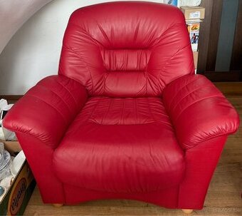 Červené kožené kreslo z pravej kože