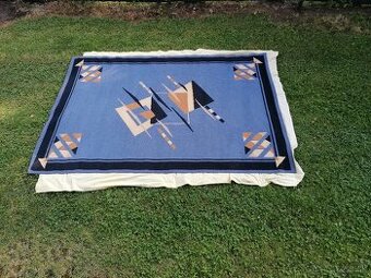 koberec modrý 255 x 180