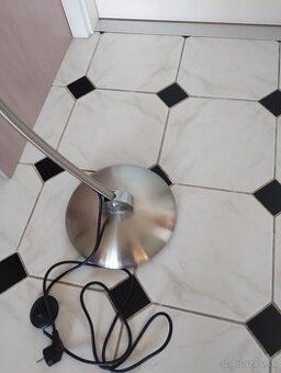 Stará podlahová lampa