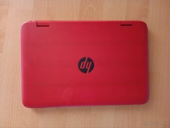 Notebook hp červeny vo výbornom tave.