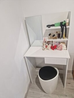 Kozmetický stolik