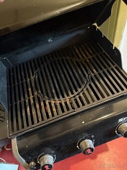 Weber Spirit E-320 – plynový gril s bočným horákom