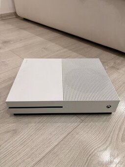 XBOX ONE S 1TB s mechanikou
