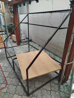 Konštrukcia ako skriňa/regál do sedlovej strechy