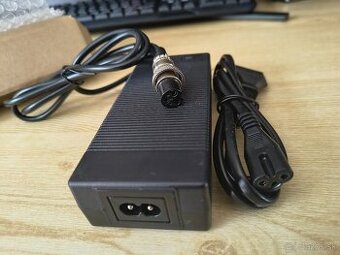 Predam nabijacku 67.2V 1.5A s portom XLR3