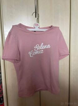 Ružové tričko s bielym nápisom „Selena Gomez“