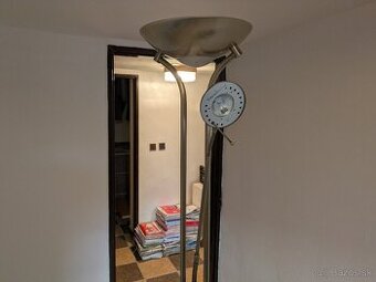 stojatá interiérová lampa