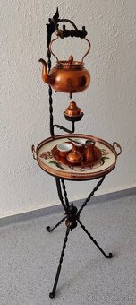 Starožitný servírovací stôl s medenou kanvicou - REZERVOVANÉ